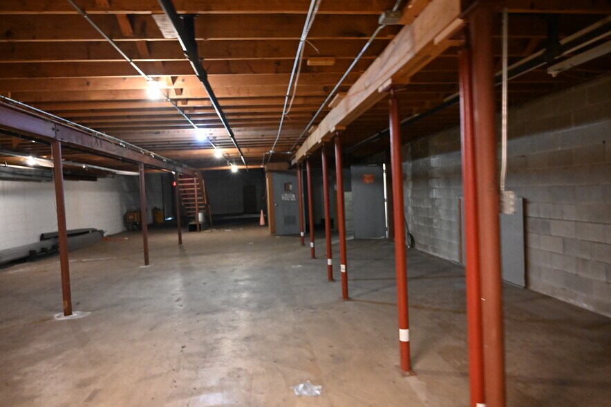 More Photos Of 2300 Claremont Ave, Ashland Freestanding For Lease