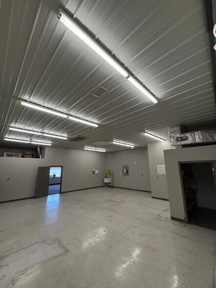 More Photos Of 66850 Executive Dr, Saint Clairsville Warehouse For Lease