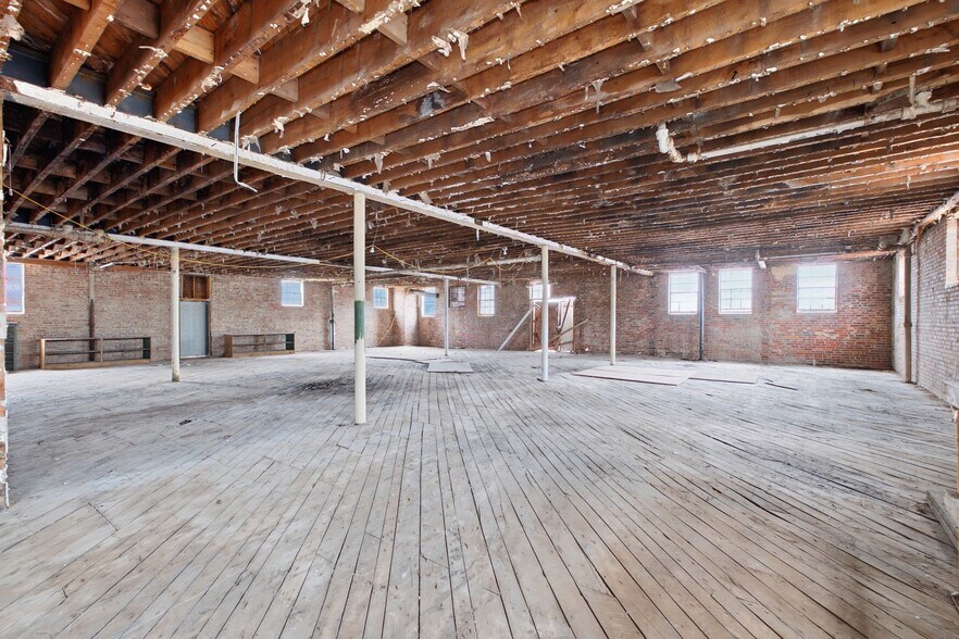 More Photos Of 1 Public Square Red Boiling Springs Sq, Lafayette Showroom For Sale