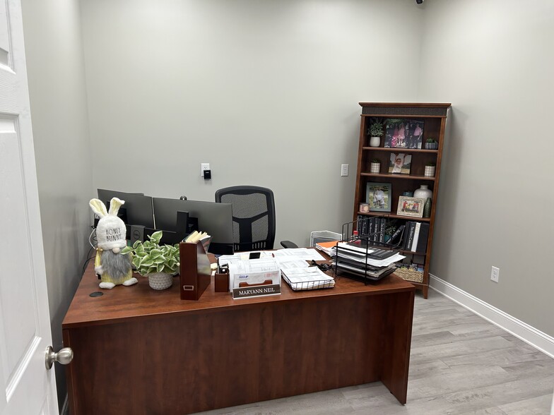 More Photos Of 1116 Old Logan Rd, Logan Flex For Lease