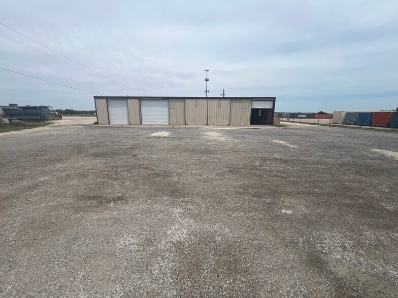 More Photos Of 601 N Access Rd, Tye Warehouse For Lease