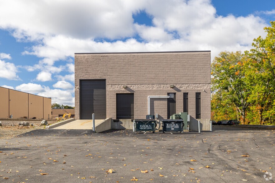 More Photos Of 117 Beaver St, Waltham Warehouse For Lease