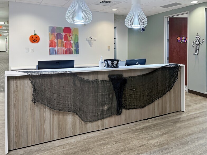 More Photos Of 301 McCullough Dr, Charlotte Coworking Space