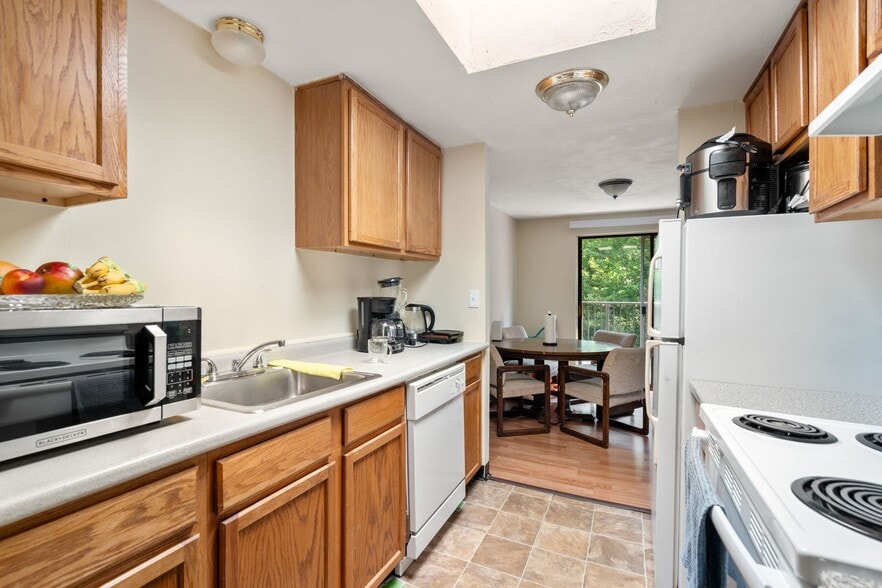 More Photos Of 596 Boston Post Rd E, Marlborough Apartments For Sale