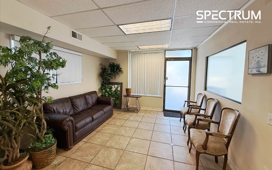 More Photos Of 23018 Ventura Blvd, Woodland Hills Medical For Sale