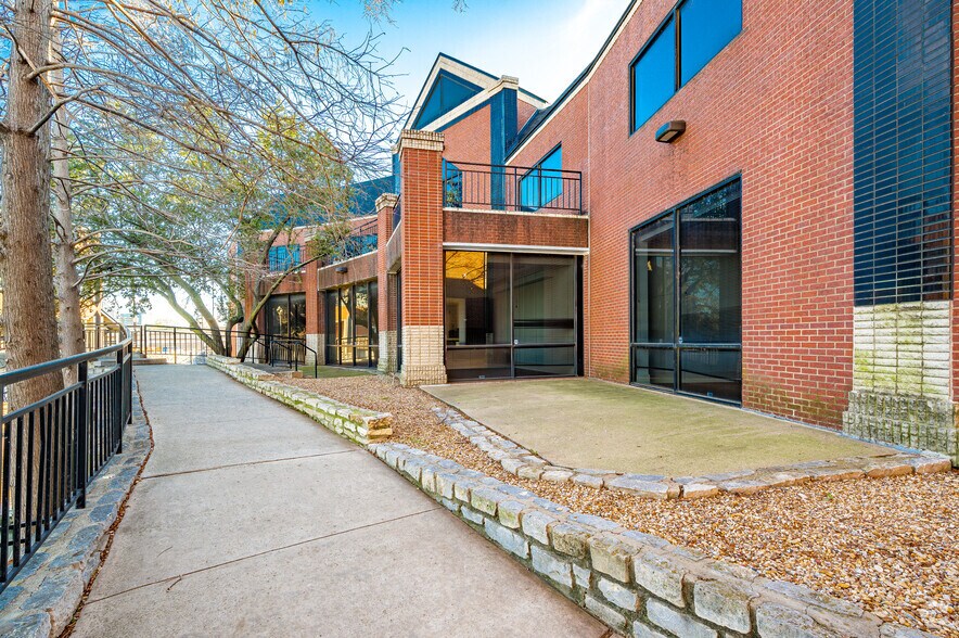 More Photos Of 9665-9669 N Central Expy, Dallas Unknown For Lease