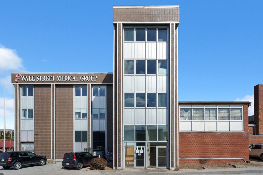 More Photos Of 443 Spring St, Jeffersonville Office For Lease