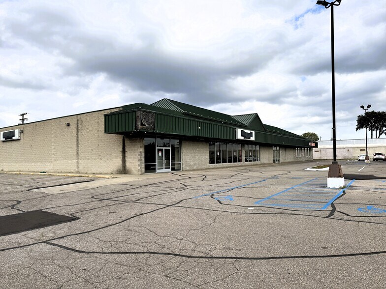 More Photos Of 11811 E 8 Mile Rd, Warren General Retail For Lease