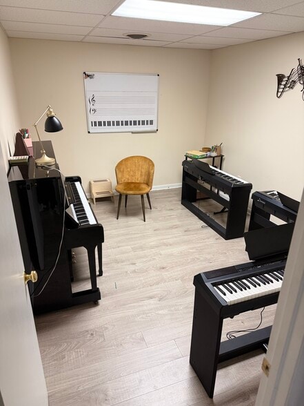 More Photos Of 311 W Maple Ave, Vienna Medical For Sale