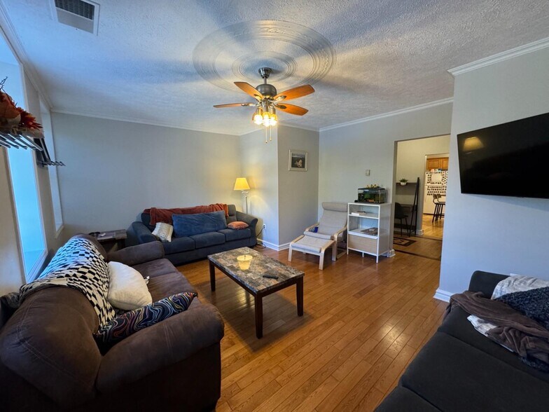 More Photos Of 7 E Water St, Little Curren Storefront Retail Residential For Sale