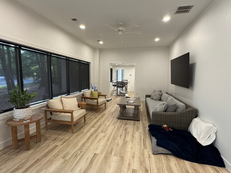 More Photos Of 70 Capital Dr, Hilton Head Island Showroom For Sale