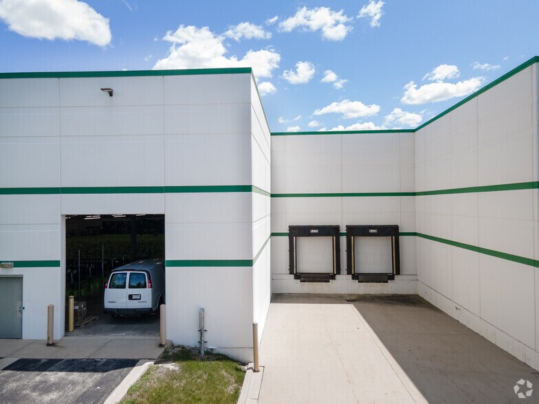 More Photos Of 2580 Diehl Rd, Aurora Warehouse For Lease