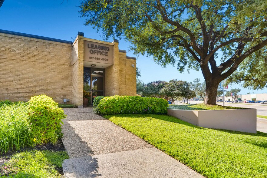 More Photos Of 2000 E Randol Mill Rd, Arlington Light Distribution For Lease