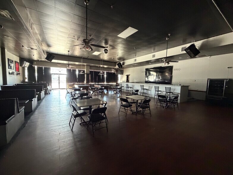 More Photos Of 140 Collins Rd, Richmond Storefront For Lease