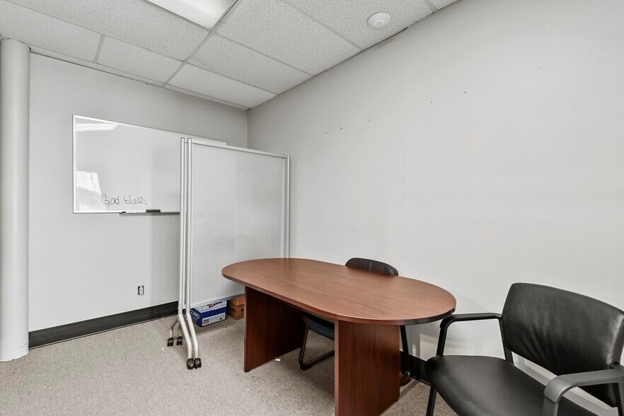 More Photos Of 5 Dover St, New Bedford Office For Lease