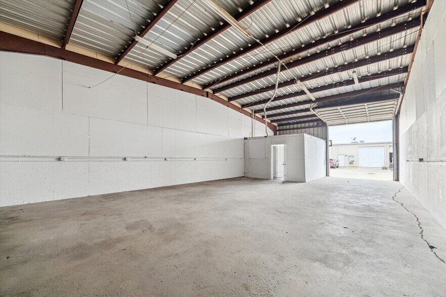 More Photos Of 10205 Market St, Jacinto City Unknown For Lease