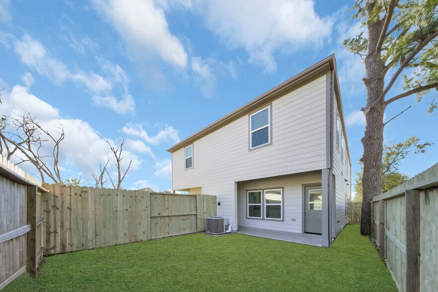 More Photos Of 7987 Chateau St, Houston Apartments For Sale