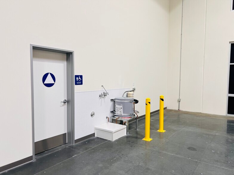 More Photos Of 2070 W 11th St, Upland Warehouse For Lease
