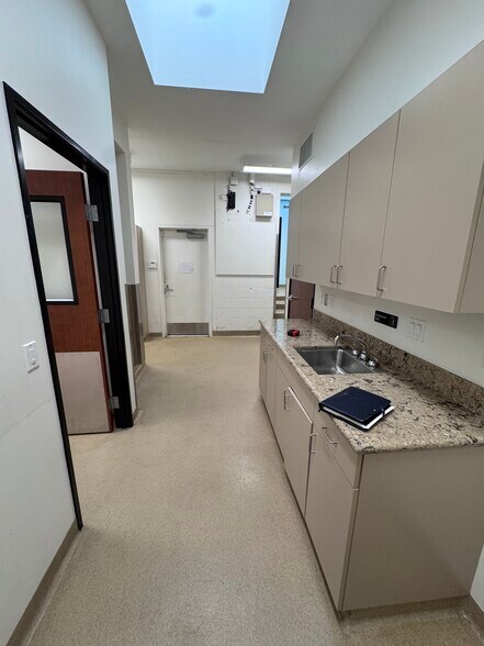 More Photos Of 7527 Draper Ave, La Jolla Medical For Lease