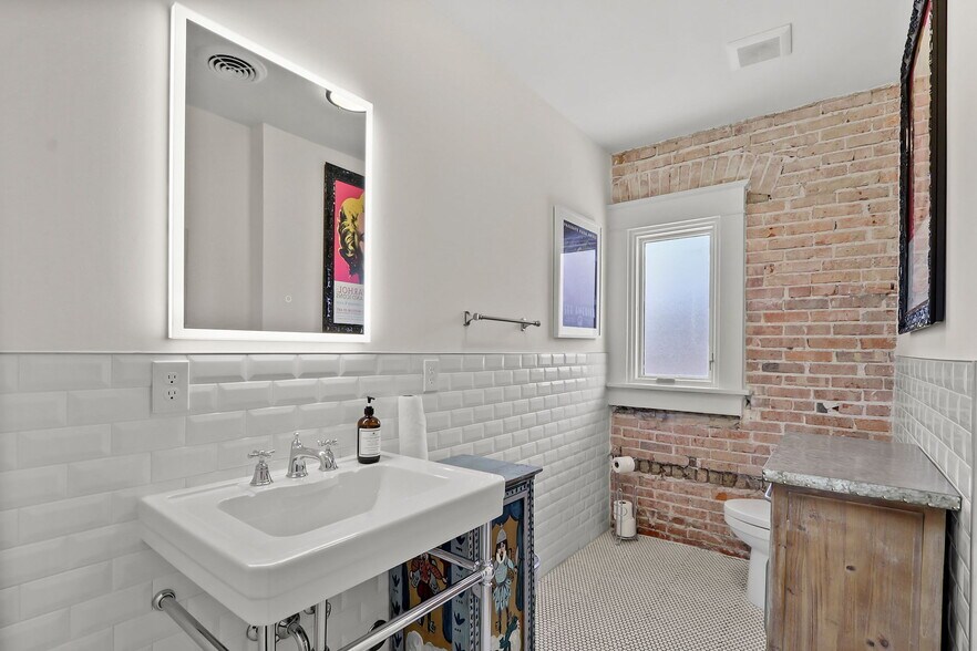 More Photos Of 1701 N Stanton St, El Paso Office For Sale