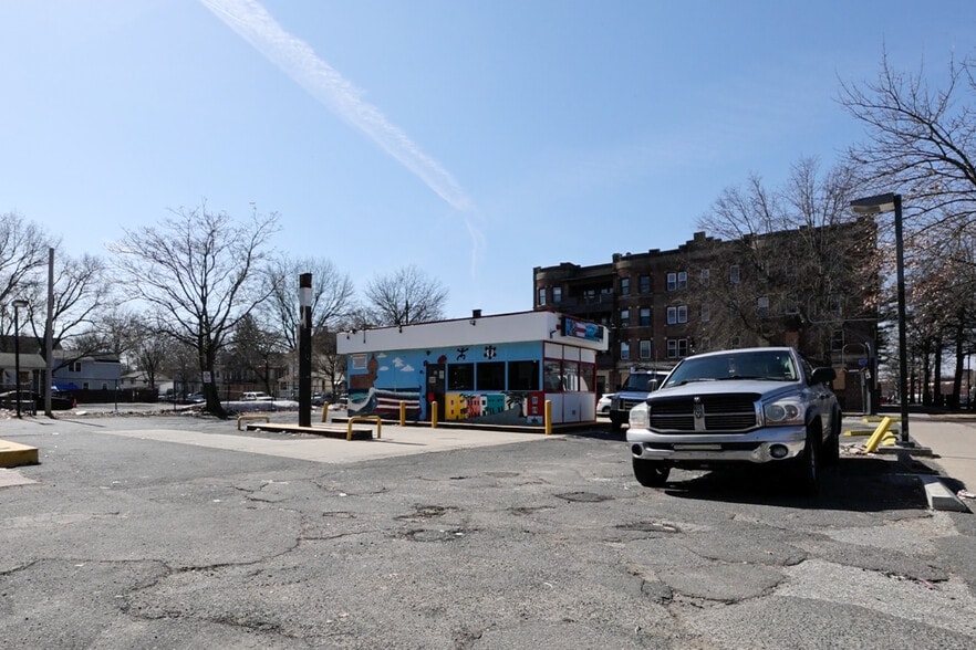 More Photos Of 671 State St, Springfield Convenience Store For Sale