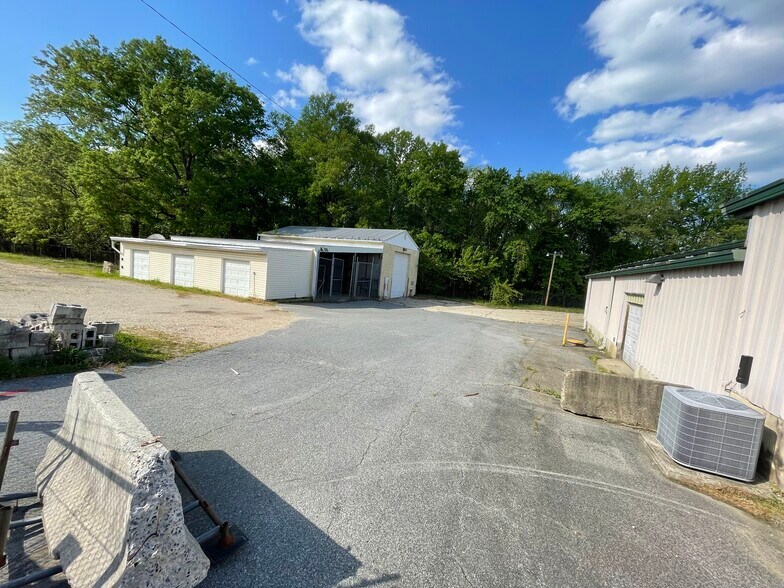 More Photos Of 11740 Vernon Rd, Waldorf Warehouse For Lease