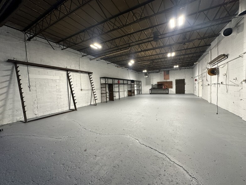 More Photos Of 54 Union Ave, Ronkonkoma Warehouse For Lease