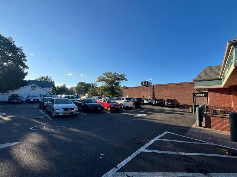 More Photos Of 439 Plandome Rd, Manhasset Storefront For Lease