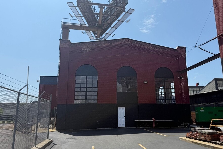 More Photos Of 1155 Railroad Ave, Bridgeport Showroom For Sale