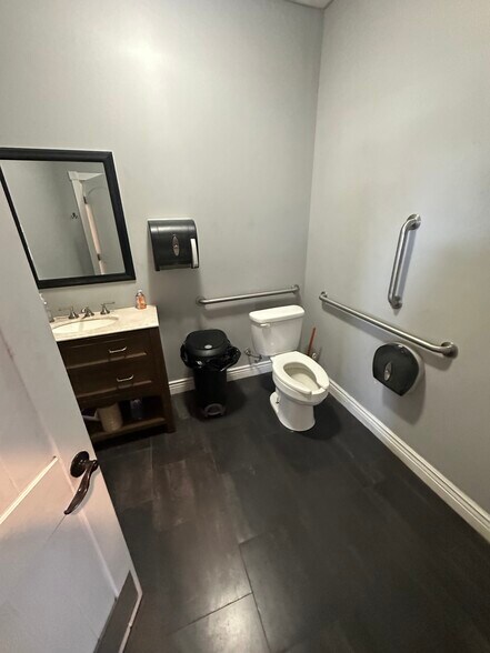 More Photos Of 2425 Herr St, Harrisburg Auto Repair For Sale