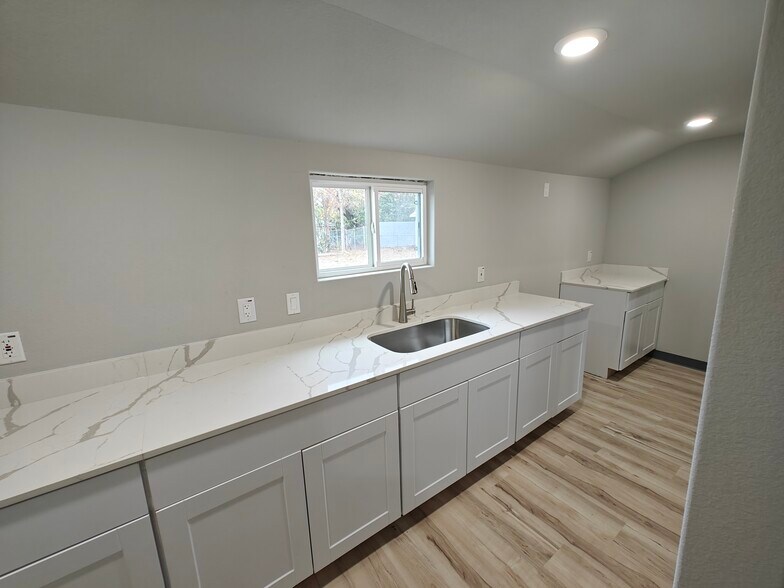 More Photos Of 701 E 1st St, Prosper Office For Sale