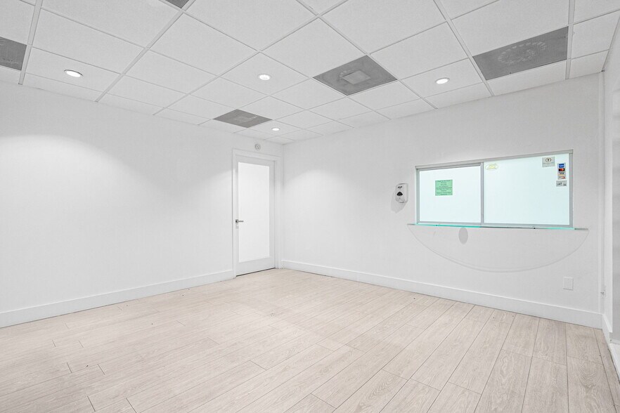 More Photos Of 6330 Manor Ln, South Miami Office For Lease
