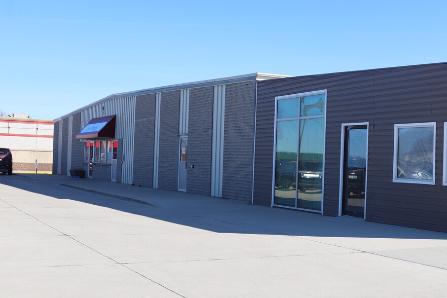 Primary Photo Of 1607 Lake Ave, Storm Lake Medical For Sale