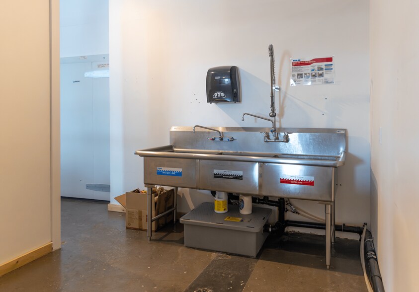 More Photos Of 417 Riverfront Av SE, Calgary Restaurant For Lease