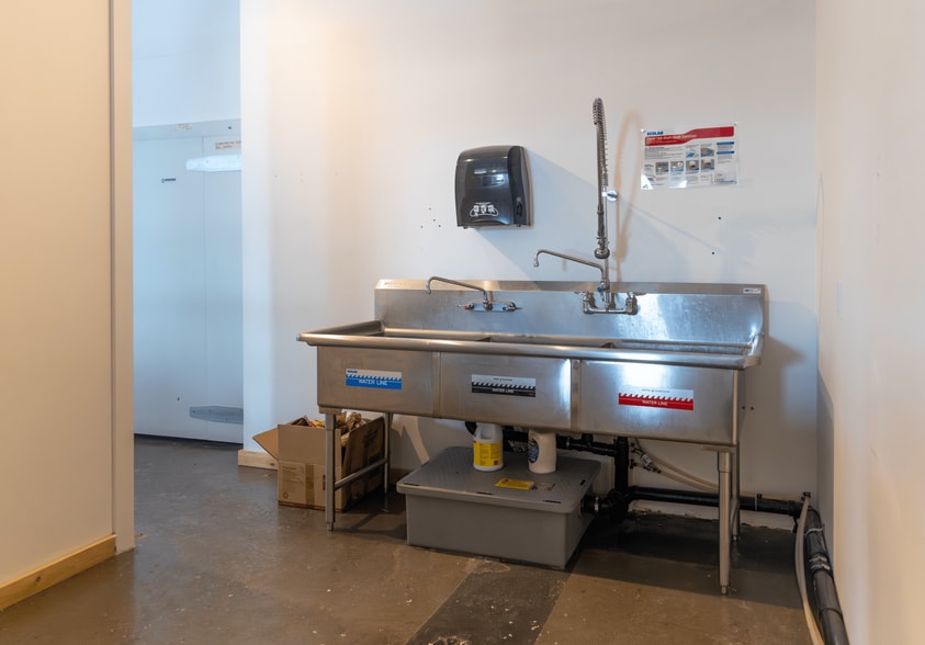 More Photos Of 417 Riverfront Av SE, Calgary Restaurant For Lease