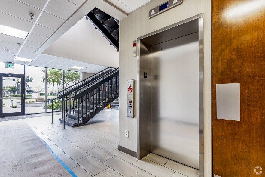 More Photos Of 9500 Koger Blvd N, Saint Petersburg Unknown For Lease