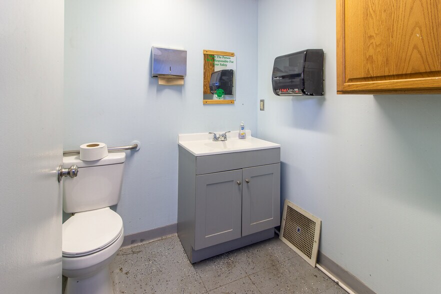 More Photos Of 310 Cypress Rd, Ocala Manufacturing For Sale