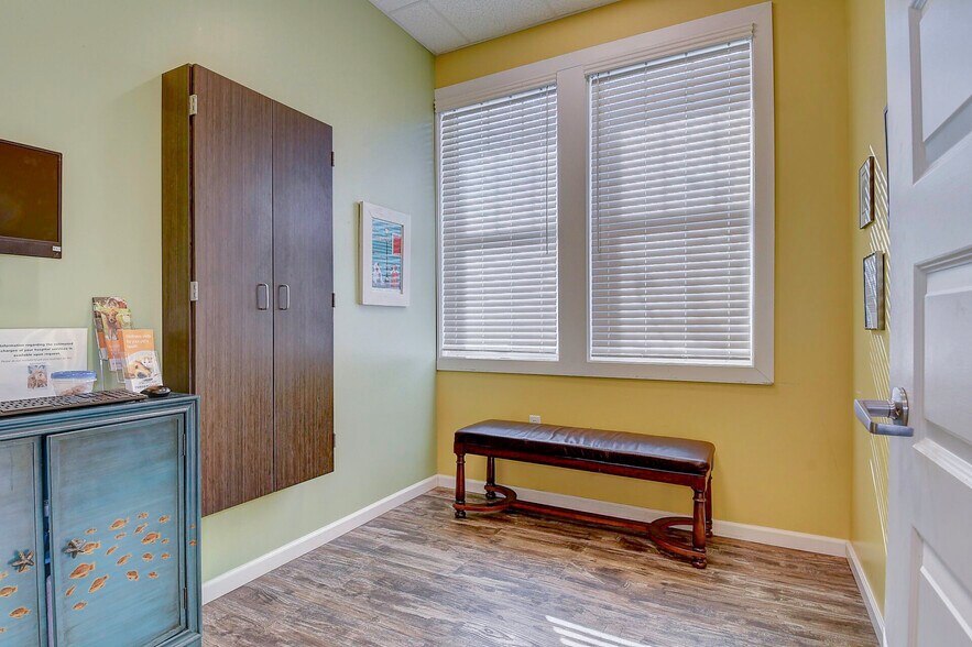 More Photos Of 9650 Shore Dr, Norfolk Veterinarian Kennel For Sale