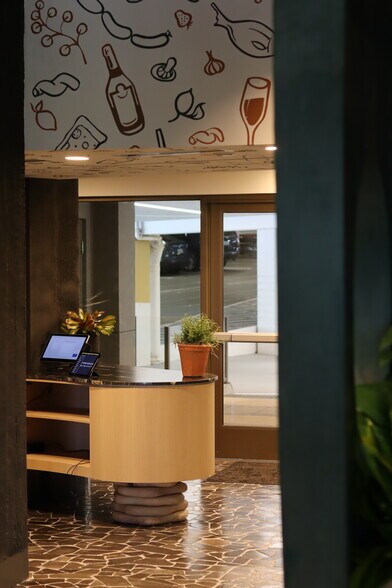 More Photos Of 2000 Main St, Irvine Restaurant For Lease