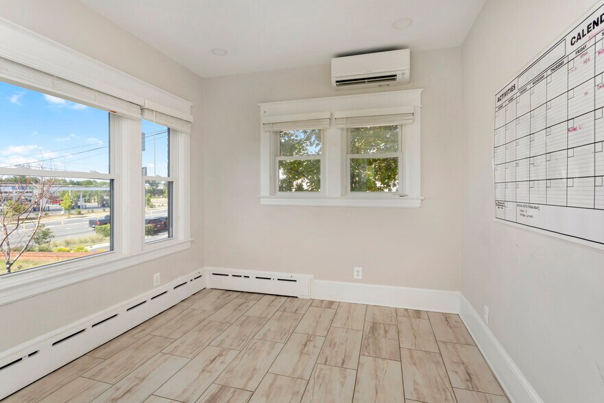 More Photos Of 1000 Oakwood St, Fredericksburg Office For Lease