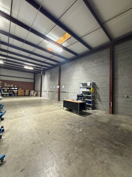 More Photos Of 9415 Atlee Commerce Blvd, Ashland Light Distribution For Lease