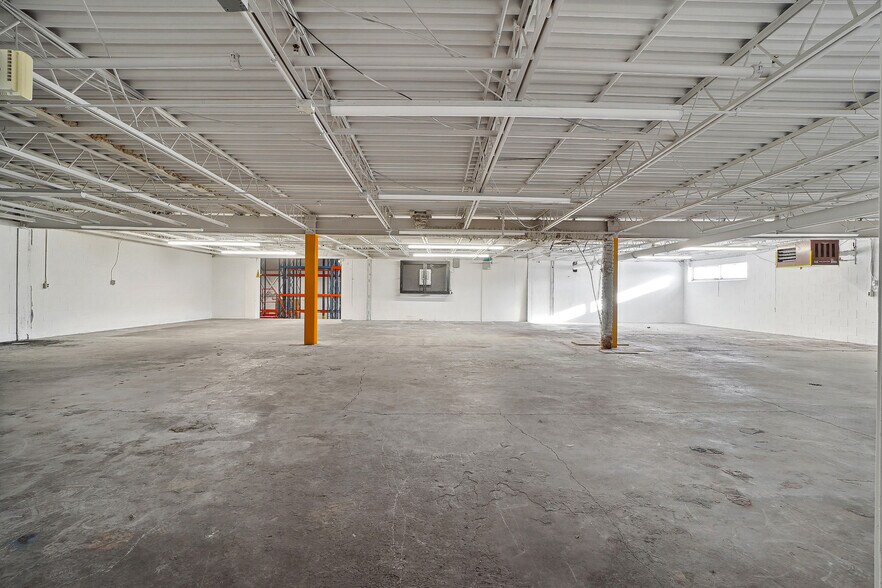 More Photos Of 2345 Rue Lapierre, Montréal Warehouse For Lease