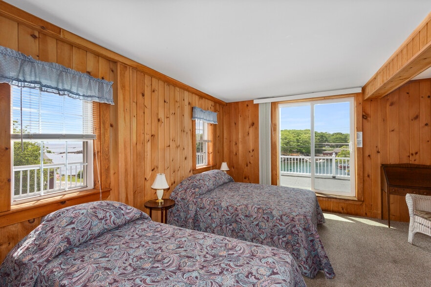 More Photos Of 146 State Route 32, New Harbor Hotel For Sale