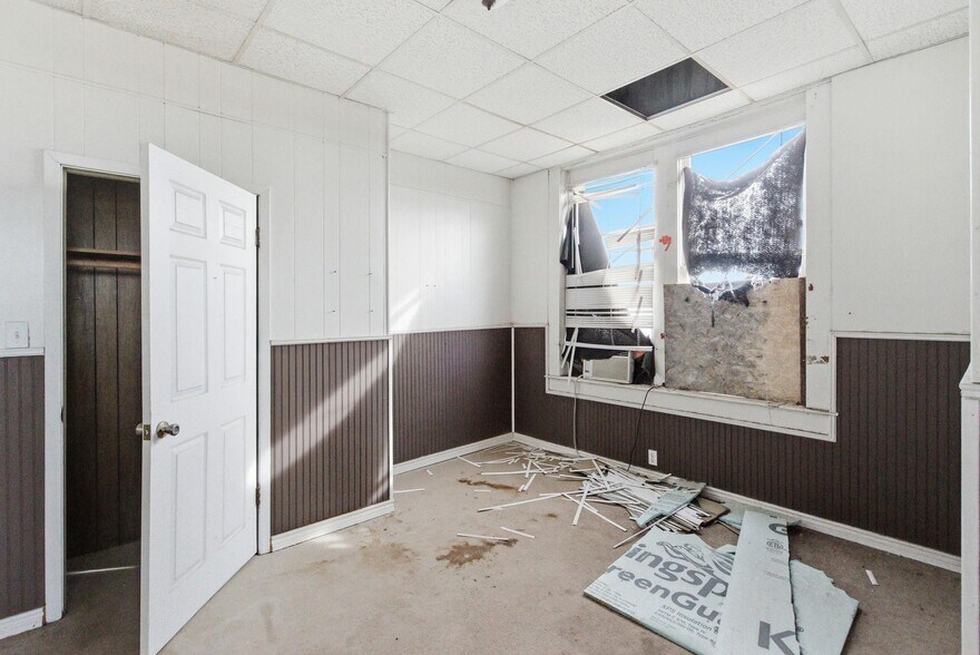 More Photos Of 100 W Central Ave, Comanche General Retail For Sale