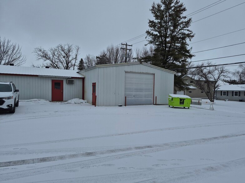 More Photos Of 118 N 4th St, Abbotsford General Retail For Sale