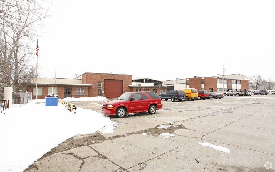 More Photos Of 28530 Reynolds St, Inkster Manufacturing For Lease