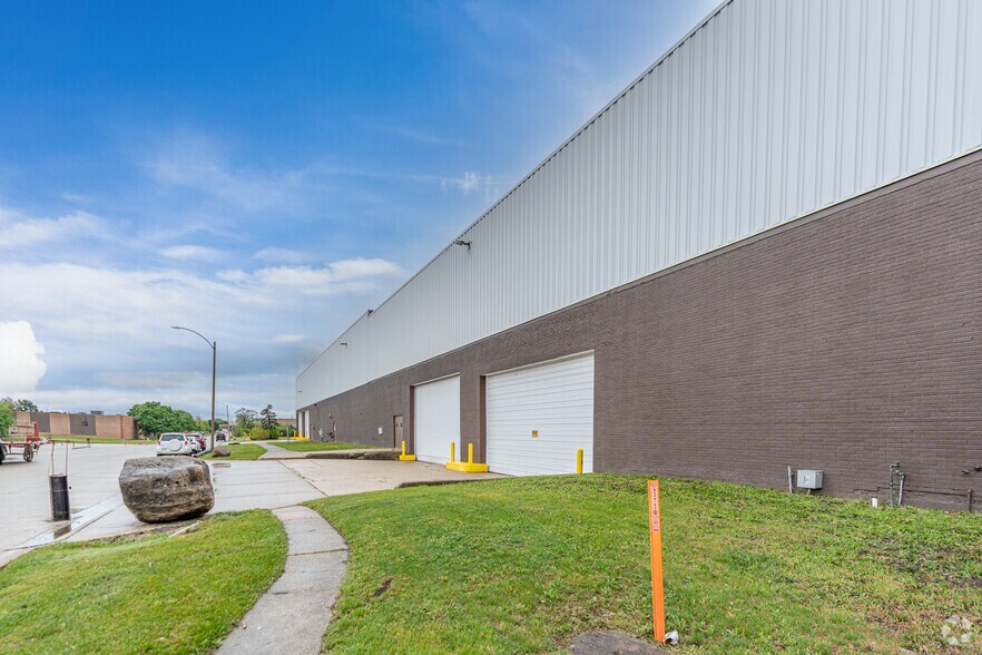 More Photos Of 520 Thomas Dr, Bensenville Manufacturing For Lease