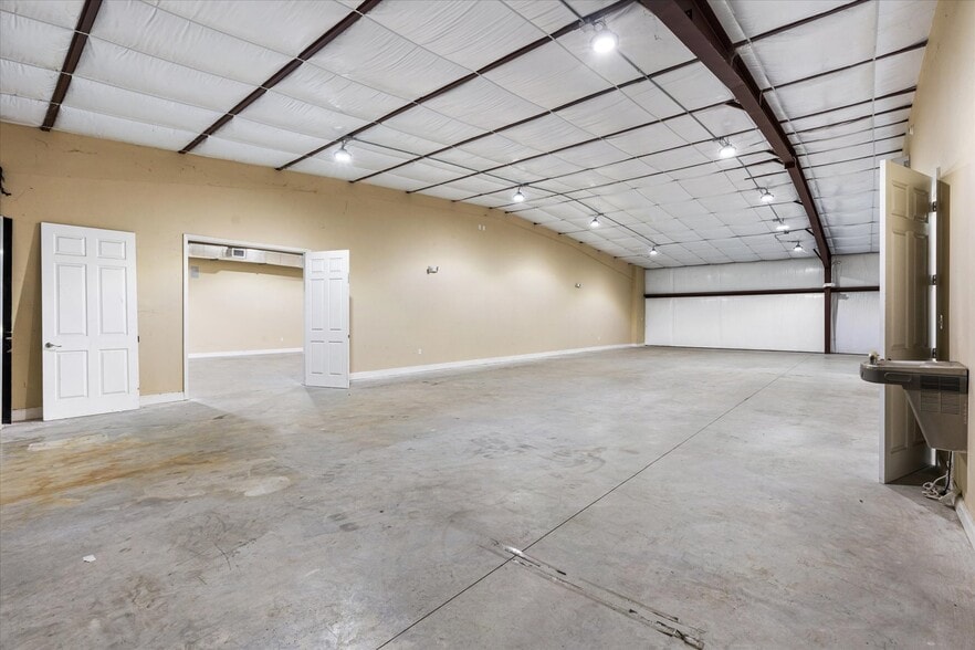 More Photos Of 1818 Greenleaf Ln, Leesburg Warehouse For Lease