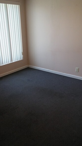 More Photos Of 56 Seguine Ave, Staten Island Storefront Retail Office For Lease