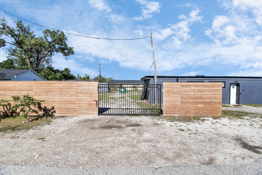 More Photos Of 11605 W Hardy Rd, Houston Storefront Retail Office For Sale